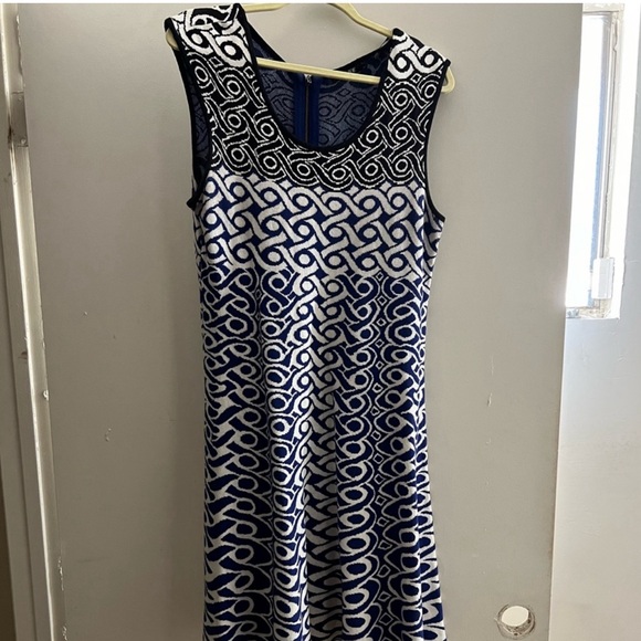 Variety of high end tops and dresses sold in bulk - Picture 5 of 10